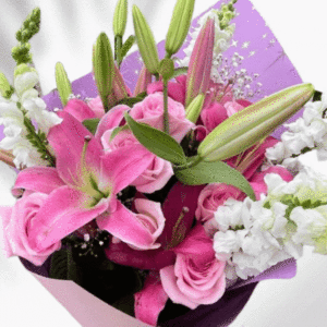 Lucy - Ramo de lirios, rosas y perrito